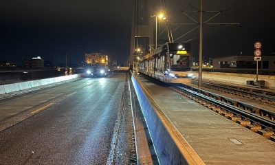 Parallelfahrt Kranfahrzeug und Straßenbahn