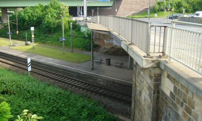 Blick auf Brücke und Haltepunkt von oben